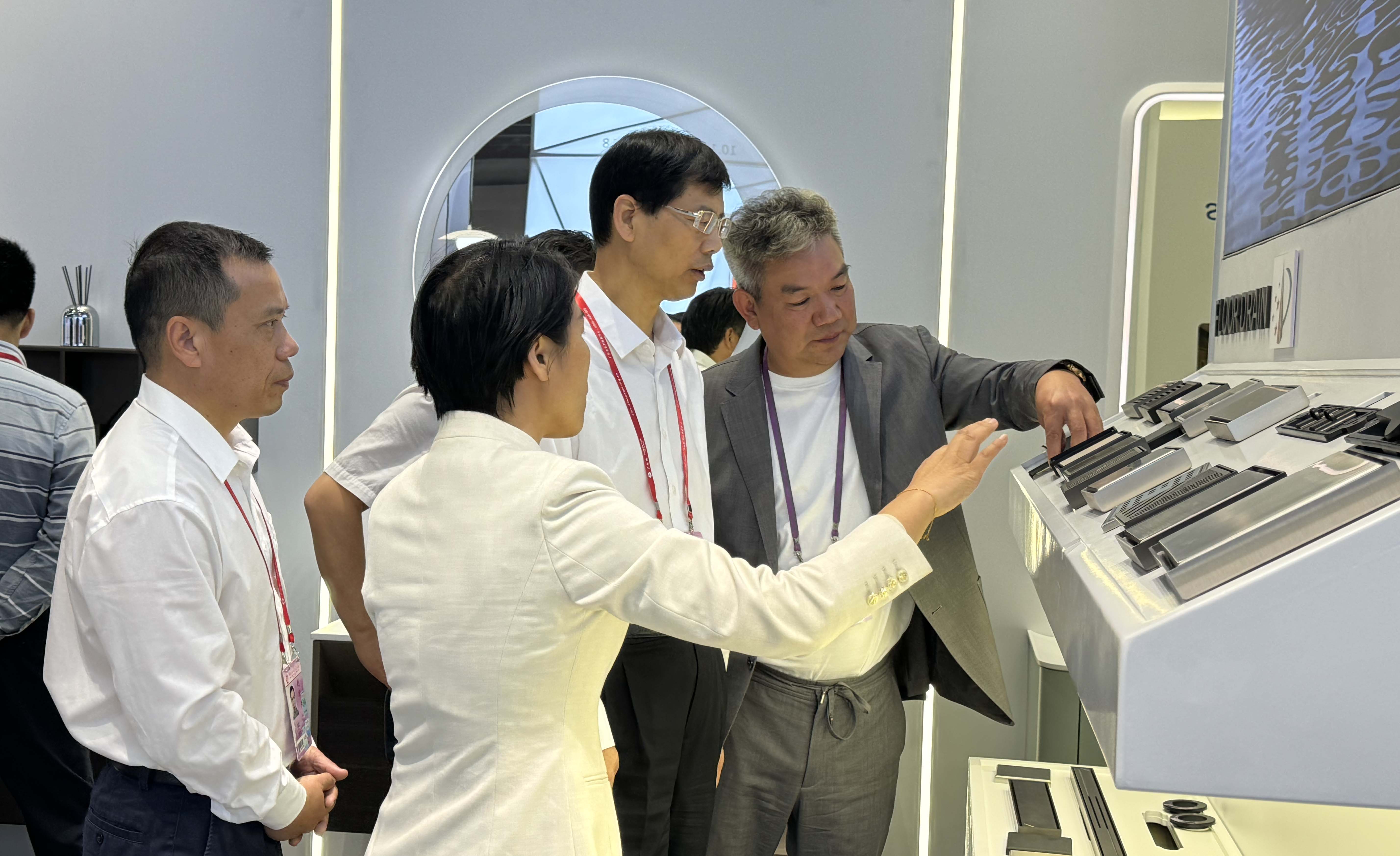 ?省貿(mào)促會會長一行蒞臨 歐路莎衛(wèi)浴實(shí)力亮相第136屆廣交會